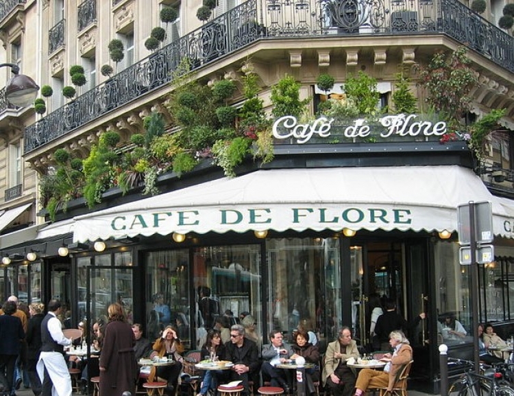 Nicole Rose presenta il suo libro  al Café de Flore a Parigi dopo la Premiere di Taormina a Villa Garbo