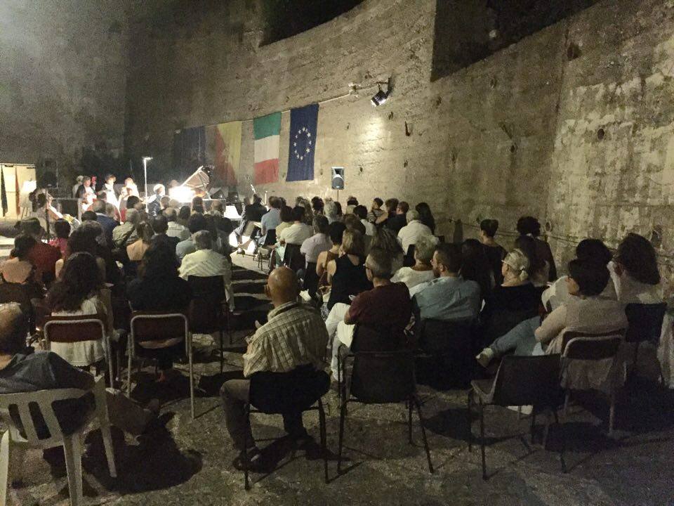 Larena gremita durante il concerto del maestro Carfì