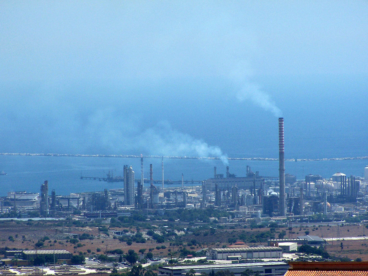 1280px-Petrolchimico siracusa1