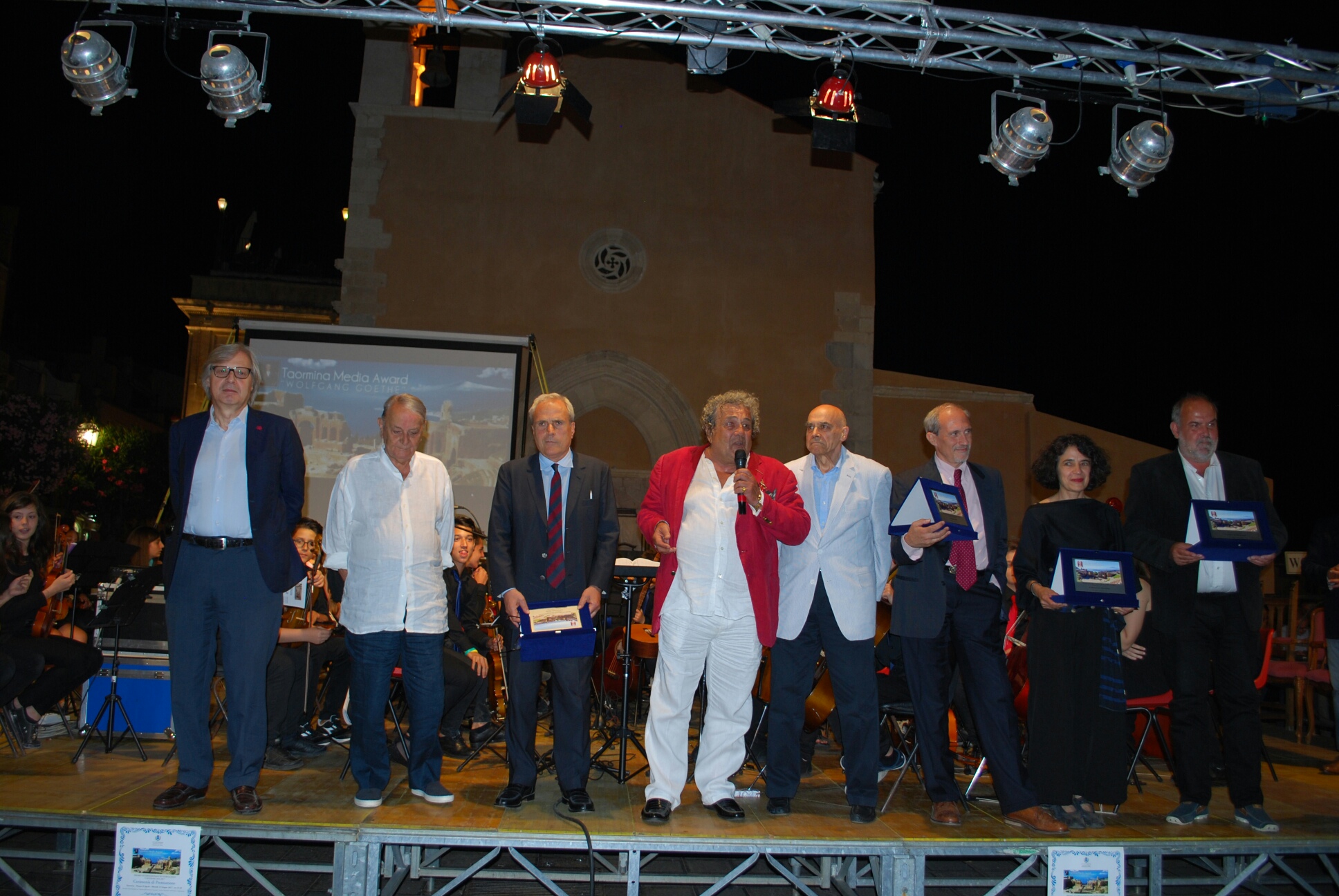 foto premiazione premio di giornalismo in piazza IX aprile