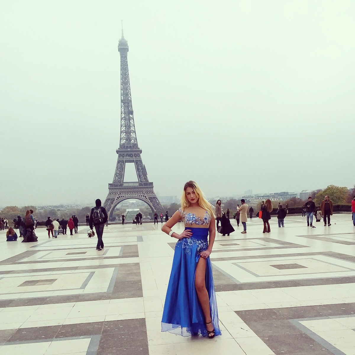 FOTO MODELLA MARZIA SCILLUFFO A PARIGI TOUR EIFFEL