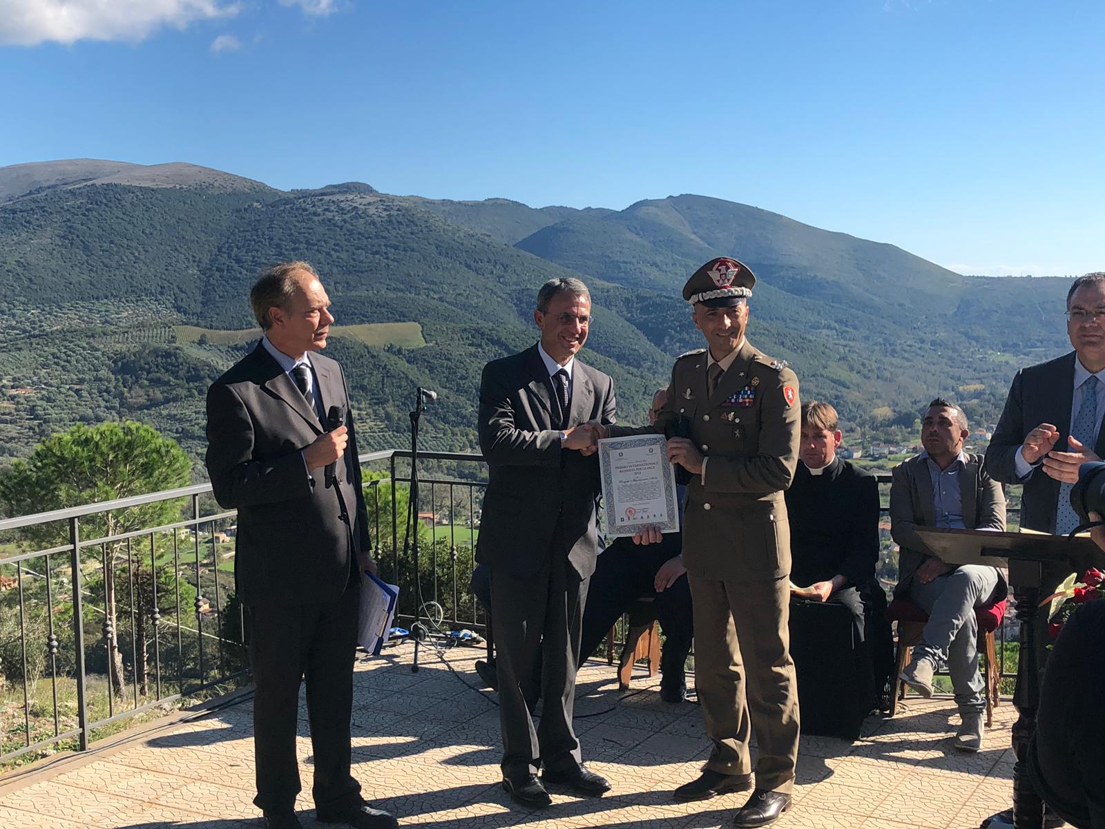 Foto2bis. Il ministro dellAmbiente Sergio Costa consegna il premio al generale Bruno Pisciotta