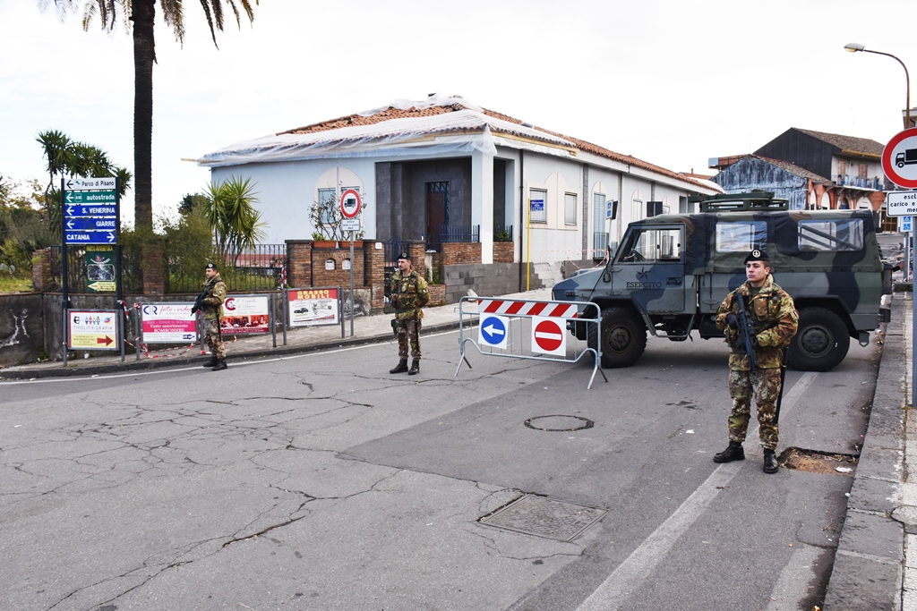 2. LEsercito presidia i varchi di accesso allabitato di Fleri CT