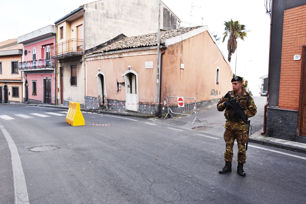 3. LEsercito in attività di antisciacallaggio in Sicilia