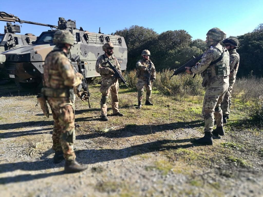 Briefing pre missione della squadra fucilieri