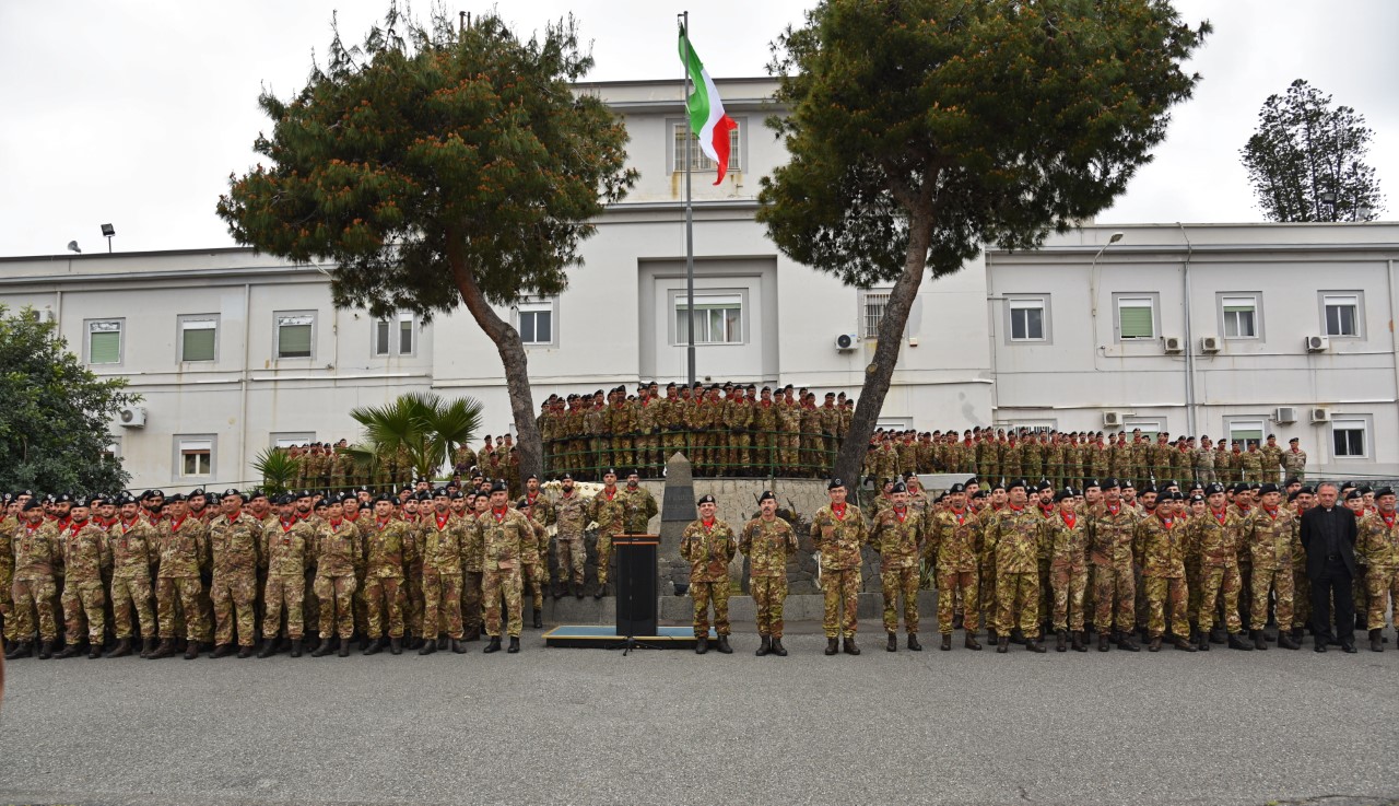 Il Capo di Stato Maggiore dellEsercito incotra i militari in una caserma siciliana