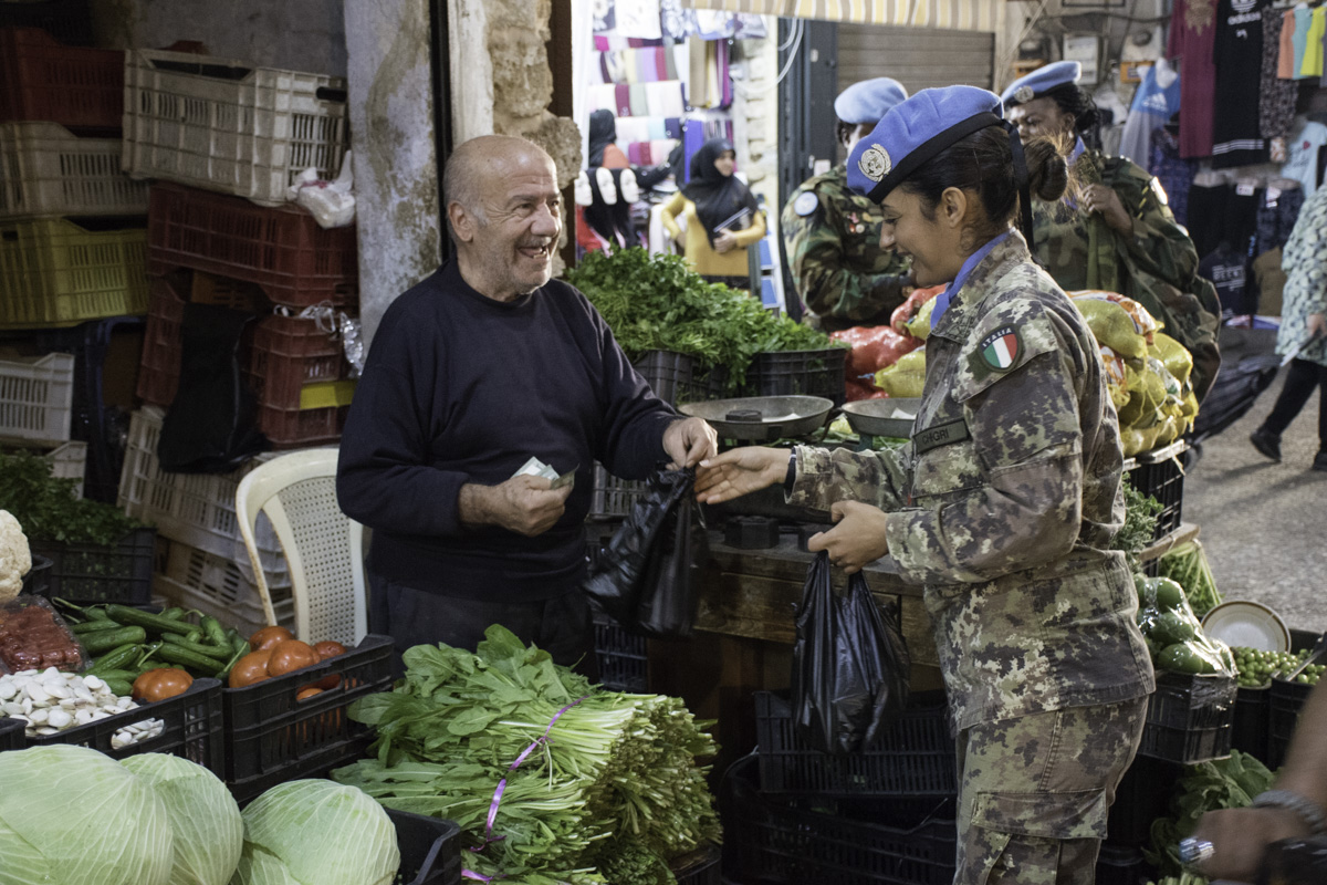 UNIFIL Il Market Walk nelle citta del Libano del Sud 6