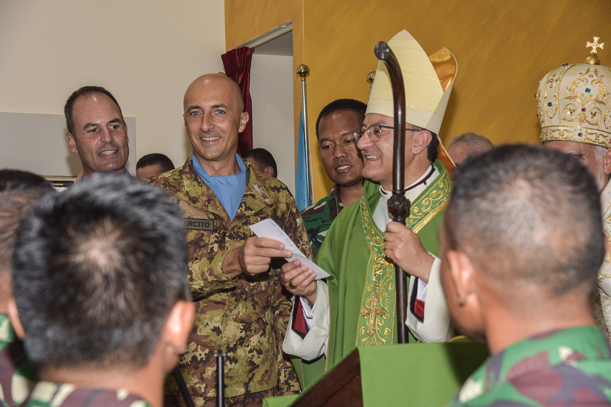 UNIFIL Il Nunzio Apostolico intona canti religiosi assieme al coro italiano e indonesiano
