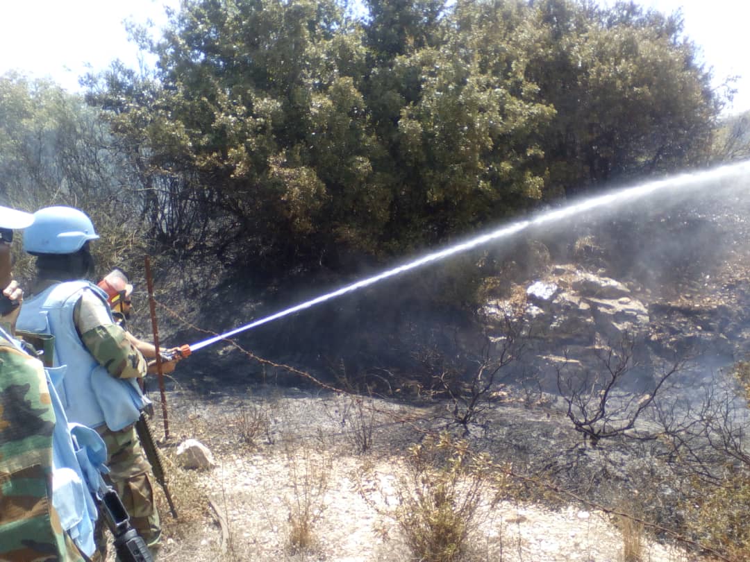 UNIFIL Peacekeepers ghanesi in azione contro gli incendi