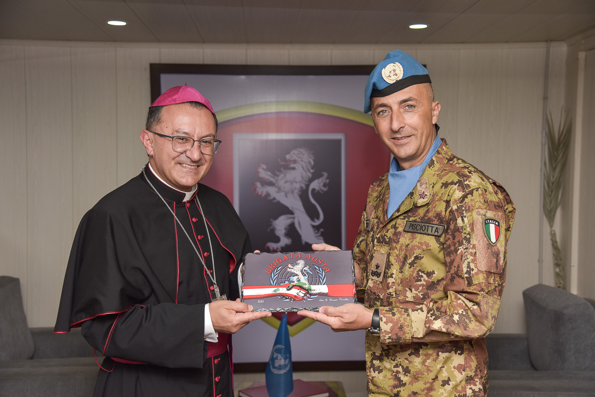 UNIFIL Scambio doni tra il Nunzio Apostolico e il Comandante del Contingente Italiano in Libano