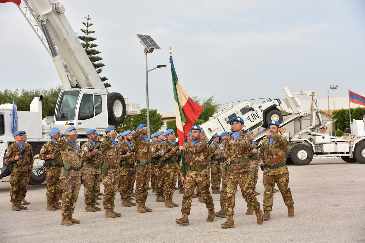 UNIFIL TOA CSS BN la Bandiera di Guerra del reggimento logistico Aosta raggiunge il luogo della cerimonia