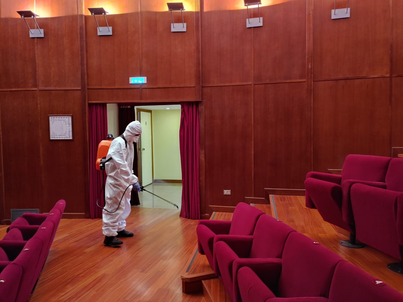 10. I disinfettori della Brigata Aosta sanificano il Teatro Vittorio Emanuele al termine della cerimonia