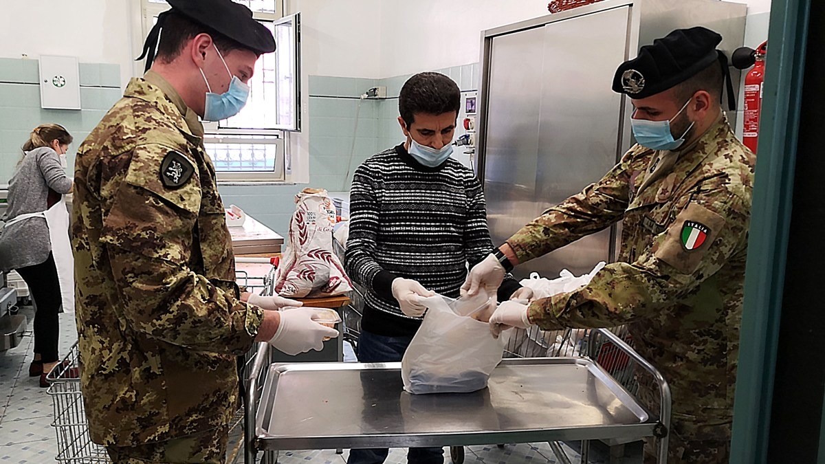I militari dellEsercito confezionano pasti alla Mensa SantAntonio di Messina