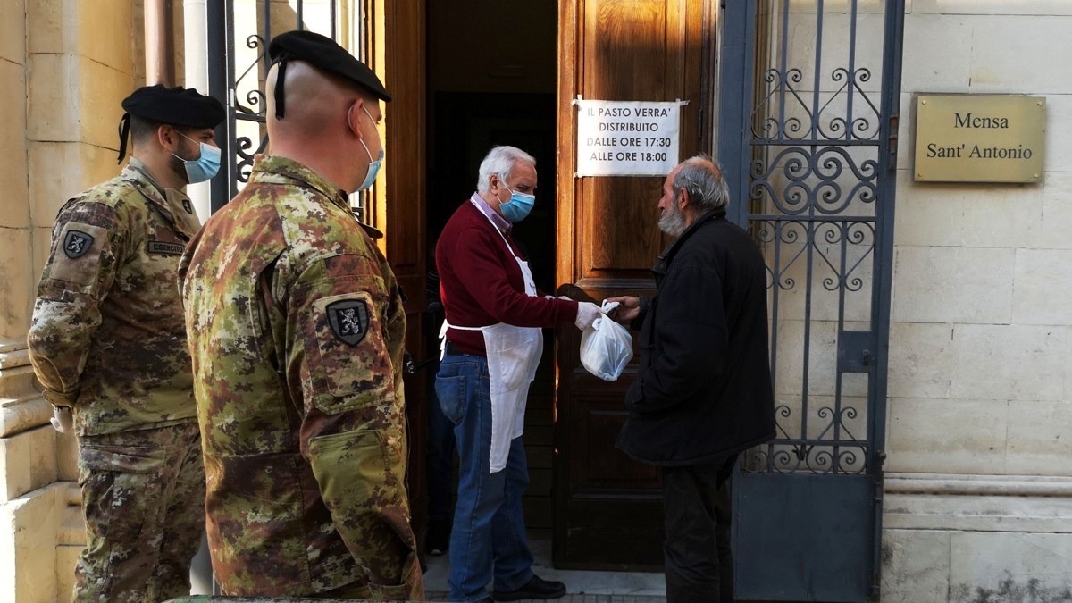 I militari dellEsercito distibuiscono pasti alla Mensa SantAntonio di Messina 3