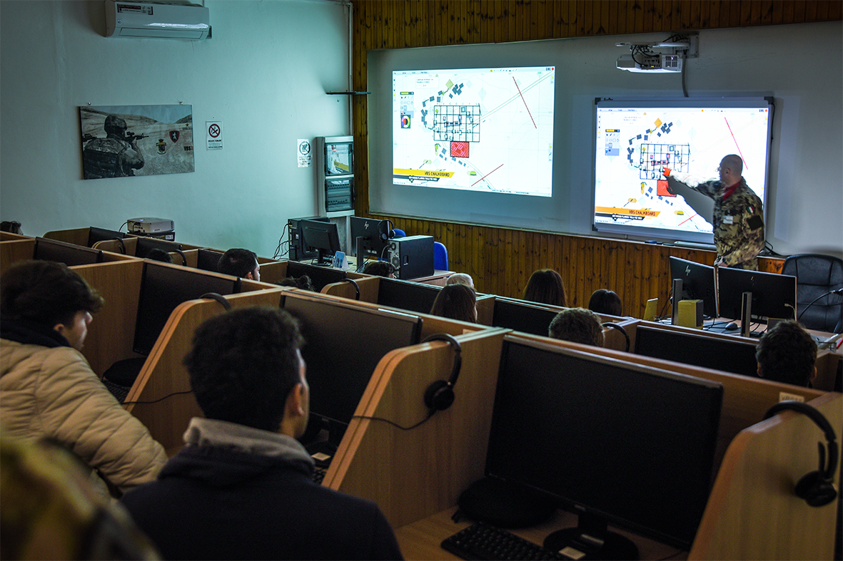 Lezione agli studenti sul Virtual Battle Space VBS