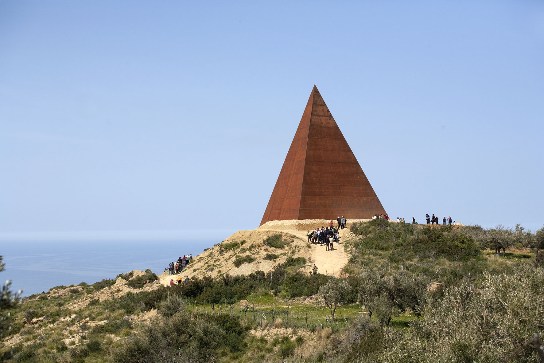 La piramide 38mo parallelo Mauro Staccioli