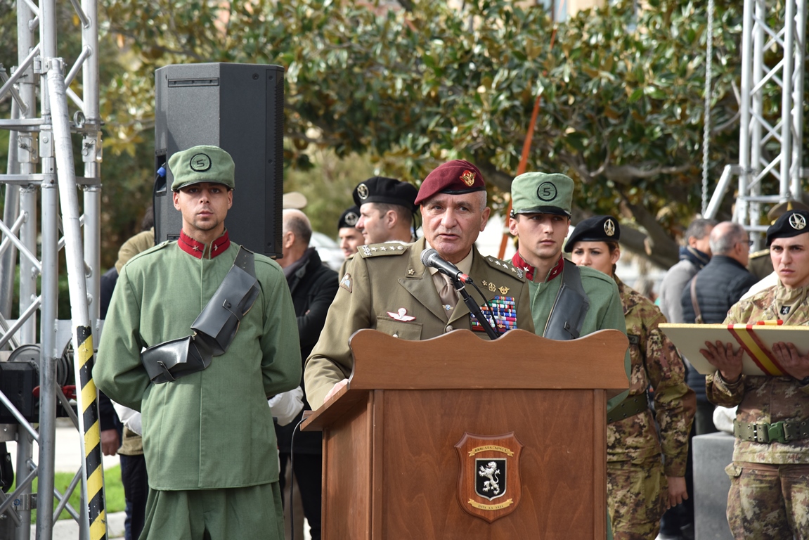 6.Il generale Castellano durante il suo intervento