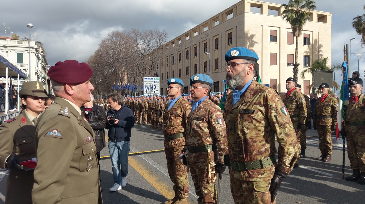 8.Il Generale Castellano premia alcuni Ufficiali