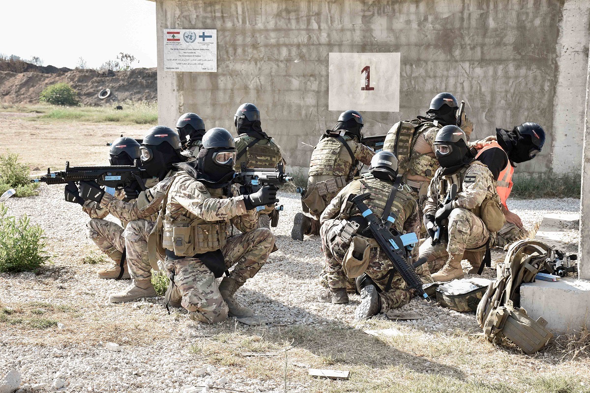 8. Team fucileri in posizione di sicurezza