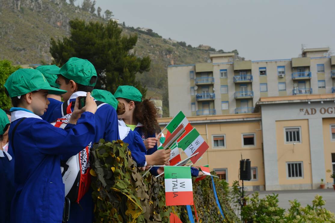 LEONTE UNIFIL IL REGGIMENTO LOGISTO AOSTA IN PARTENZA SCOLARESCHE ASSISTONO ALLA CERIMONIA