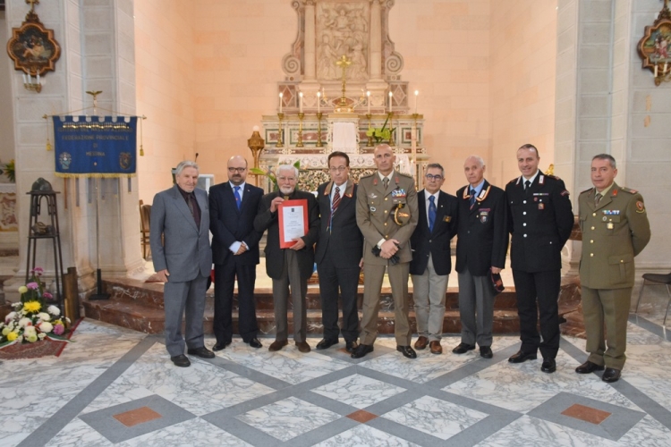 BRILLANTE INIZIATIVA DEL CAV. O.M.R.I. DOMENICO GERBASI  DELEGATO  DELL’ASSOCIAZIONE NAZIONALE DEL FANTE CHE  NEL GIORNO DEDICATO A SAN MARTINO HA VOLUTO ONORARE I CADUTI PER LA PATRIA A CASTANEA DELLE FURIE