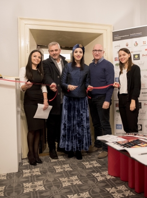 La pluripremiata stilista e il pittore Marcapiano tra arte e moda  Margherita de Cles protagonista in Trentino di una mostra omaggio alla Sicilia.  Tra Cles e Taormina Tra l'India e Londra ma con il cuore nella Trinacria