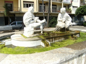 Barcellona Pozzo di Gotto: l’acqua della “fontana dei due fiumi” è piena di muschio