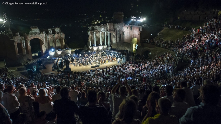 Meritato successo per i due concerti di Andrea Bocelli con il Coro Lirico Siciliano. ll direttore Francesco Costa: «Vedere il Teatro di Taormina stracolmo è stata una emozione grandissima. È stata una celebrazione dell’universalità della musica»