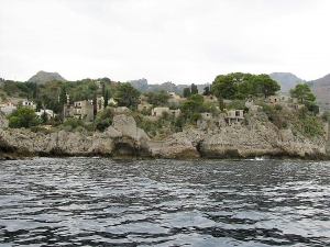 Le rocce di Taormina campo nudisti come auspica il sindaco Orlando o altro?