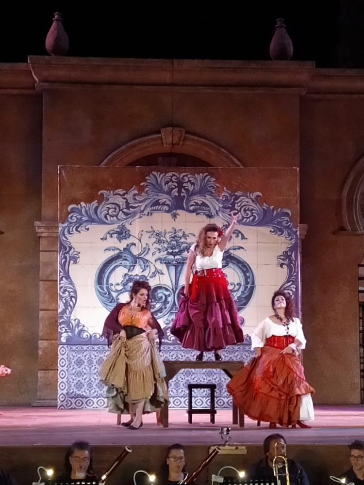 A Taormina standing ovation per Opera Stars seguita su libretto digitale sullo schermo. Direttore d&#039; orchestra la valente e giovanissima  Daniela Giambra