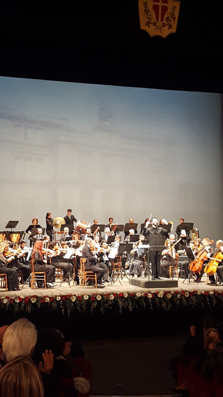 Concerto di Capodanno alla grande con Luca Buratto pianista Affermato nella scena internazionale  ottimo interprete  Marco Alibrando  brillante  nella direzione d’ Orchestra