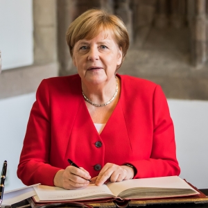 Merkel  si congeda con classe 18 anni di leadership con compostezza tedesca e sobrieta&#039;