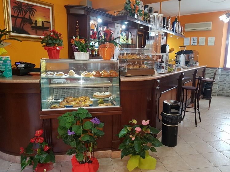 BAR TROPICAL caffetteria, gelateria, è un confortevole ritrovo, sito in via La Farina 297 Messina (pressi chiesa SS.Pietro e Paolo)