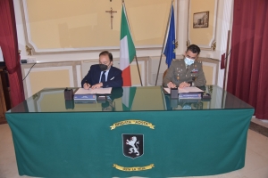 La firma del protocollo d’intesa tra Brigata Aosta ed Ente Teatro