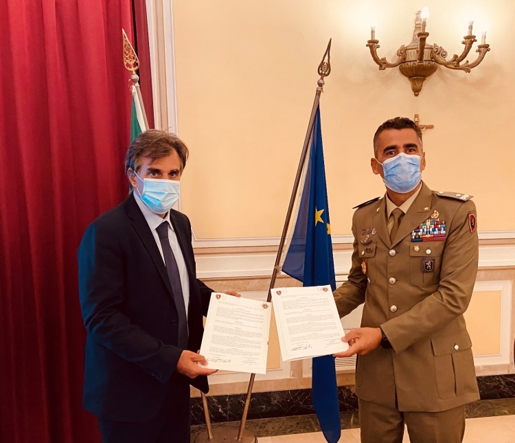 Brigata Aosta e Università di Messina Siglato accordo quadro di collaborazione tra Brigata “Aosta” e Università degli Studi di Messina, il Generale Bertoncello e il Rettore Cuzzocrea firmano l’intesa