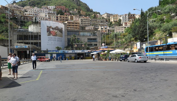 Taormina riparte e riapre, nel fine settimana, anche il parcheggio Lumbi, per accogliere le auto dei visitatori