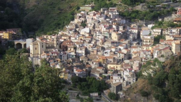 Interessante Convegno organizzato dal Dr Prof Pino Mento con il supporto dell&#039;Università di Messina e del Comune di Mandanici. Ospiti i pittori Pino Coletta, Morena Meoni e Carmen Crisafulli con alcune opere a tema.