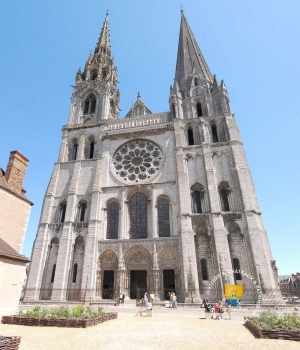 La merveilleuse cathédrale de Chartres En français et en anglais. And lissen... English.