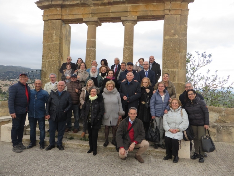 IL GEMELLAGGIO DEI TRE LEONI Il “Lions Club” di Barcellona Pozzo di Gotto si è gemellato con i Lions di Agrigento e di Patti