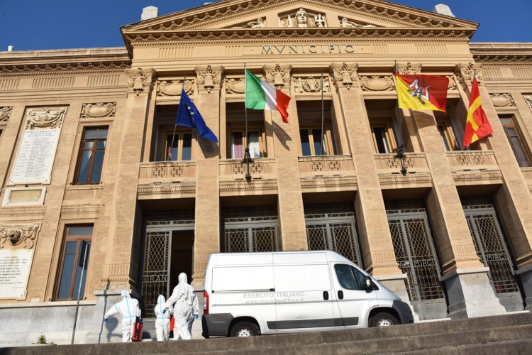 Coronavirus: l’Esercito igienizza palazzi istituzionali in Sicilia  A Messina i disinfettori della Brigata ”Aosta” avviano programma di sanificazione su richiesta delle Autorità locali