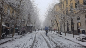 La neve a Napoli. E le palle di neve.....si vendono Belle e fatte