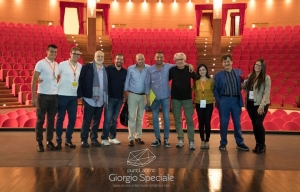 Barcellona Pozzo di Gotto: la soddisfazione dei cinque assistenti alla regia di Sergio Maifredi. Saranno premiati al Mandanici da Tullio Solenghi.