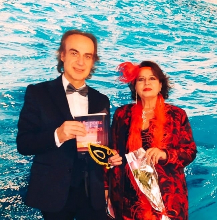 L’Ammi, presidente Lilli Cavallaro, presenta il Libro di Giovanni Albano “Alle porte dell’Alba”. Illustri personalità presenti e Testimonial Maria Teresa Prestigiacomo critico e giornalista. Paola Miraglia per il Bel Canto.