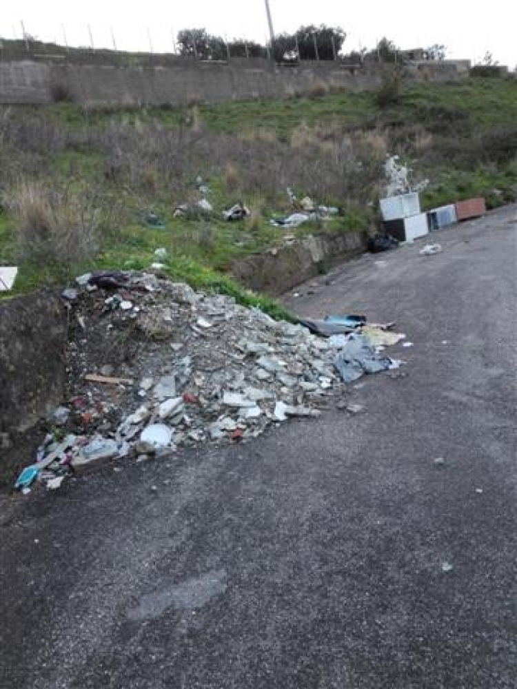 MESSINA - Sterro e buche sulla strada Tono Faro Superiore