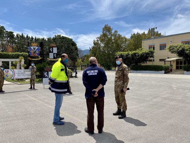 ESERCITO E SOLIDARIETÀ NELL’EMERGENZA CORONAVIRUS A Palermo il reggimento logistico della Brigata “Aosta” consegna un assegno al Dipartimento della Protezione Civile della Regione Sicilia.