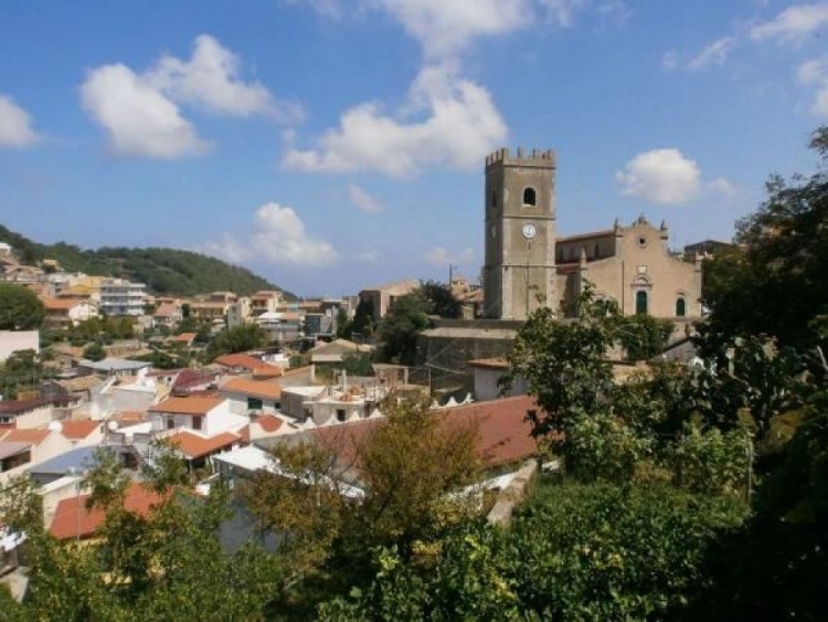 CASTANEA DELLE FURIE, (ME) TRANCIATO E DIVELTO iL CAVO UTILE PER L’ALZABANDIERA AL MONUMENTO  AI CADUTI