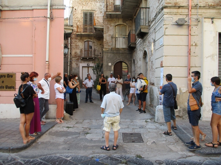Barcellona Pozzo di Gotto: letture itineranti “A spasso con i libri” tra vicoli storici e palazzi ottocenteschi, a cura della Genius Loci