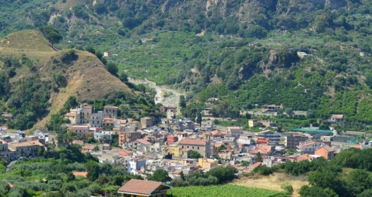 IL PITRÉ SCRIVEVA: «CU VOLI PUISIA VEGNA IN SICILIA / CA PORTA LA BANNERA DI VITTORIA». «E SI VOLI - AGGIUNGIAMO NOI – VEGNA PURU ‘O MIZZANU / UNNI C’È U MEGGHIU PUETA, TANU»