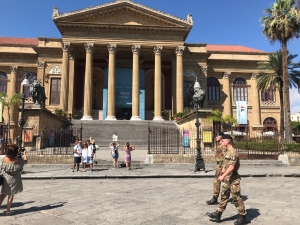 11 ANNI DI OPERAZIONE STRADE SICURE Continua l’impegno dell’Esercito in Sicilia con la vigilanza di siti ed obiettivi sensibili, per della sicurezza dei cittadini.