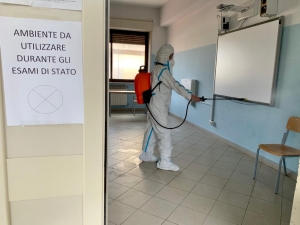 L’Esercito sanifica le scuole in Sicilia.  I nuclei disinfettori della Brigata “Aosta” impegnati nella sanificazione degli istituti scolastici nella provincia di Messina prima degli esami di maturità